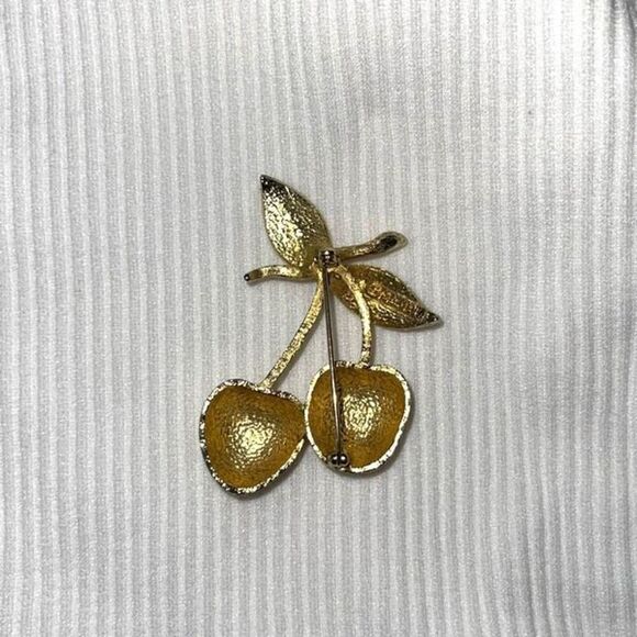 Sarah Coventry Vintage Textured Gold Tone Cherries Brooch Scarf Lapel Pin - Picture 2 of 4
